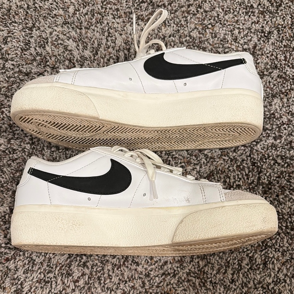 Nike White and Black Low-Top Sneakers